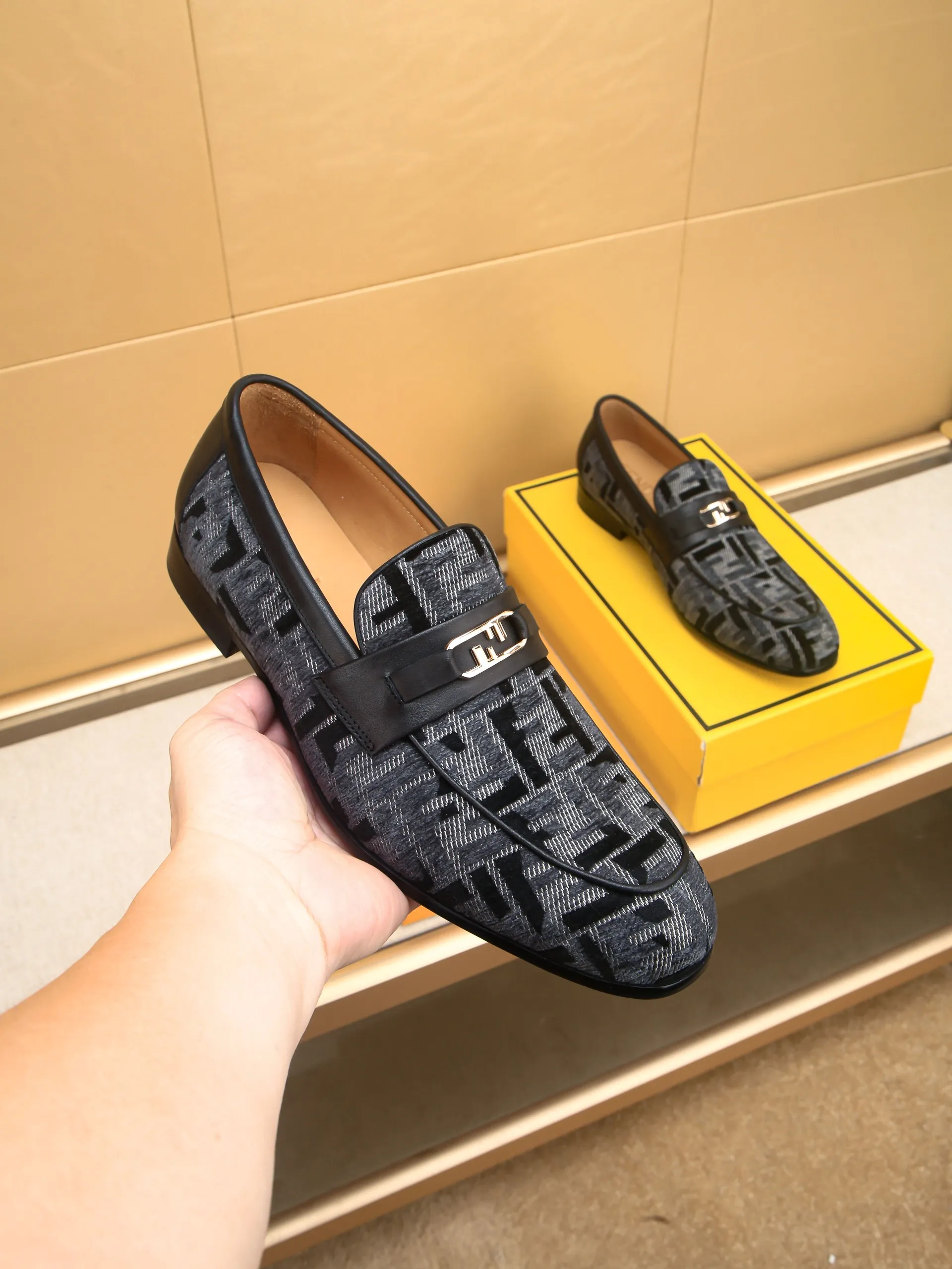 Men's shoes💰460 🕷🕷【FENDI】The latest men's formal leather shoes🇨🇳Classic series not to be missed💯The first layer is made of imported first-layer cowhide☘Original quality, the leather is smooth and delicate🎋Awesome version, perfect streamlined outline🍇🐮Leather lining, code number 39-44...(customized at 38.45.46.47)